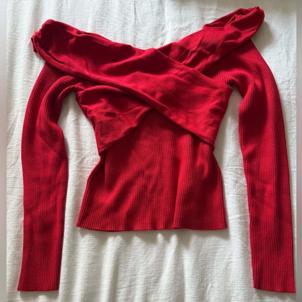 Abercrombie & Fitch Red Off-Shoulder Sweater, size M (NWT!)✨
